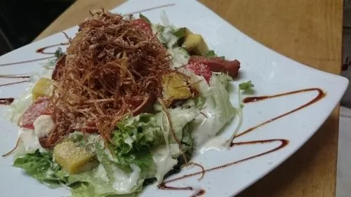 厚切りベーコンとカリカリポテトのシーザーサラダ